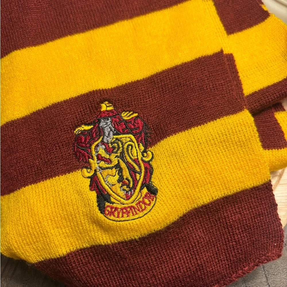 Harry Potter Hogwarts Striped Red Yellow Gryffindor Scarf with Crest - Picture 2 of 3